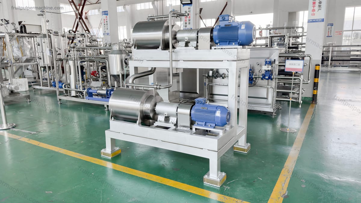 Fruit pulper installed in a processing line between feed preparation and pulp collection