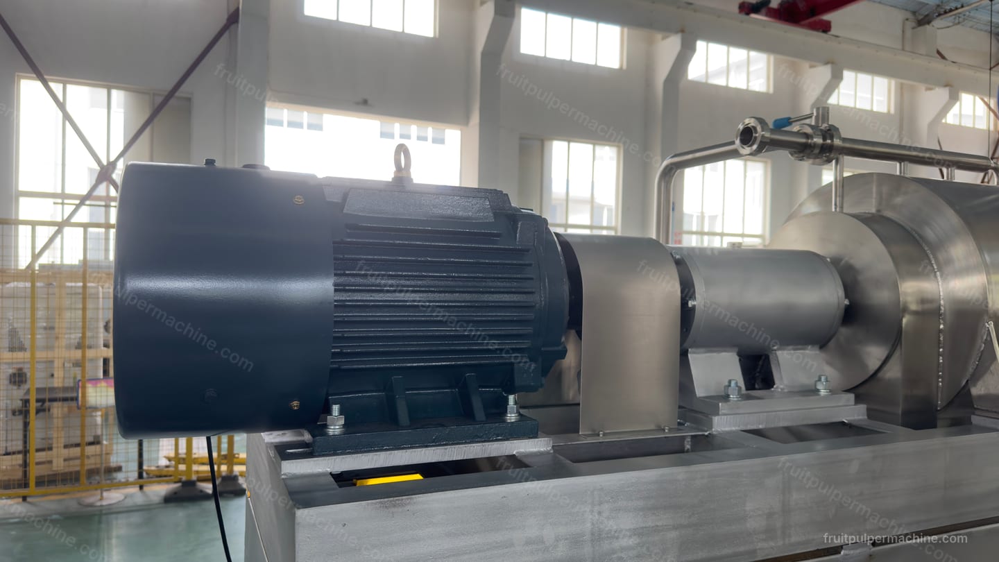 Fruit pulper drive and shaft coupling Fruit pulper motor and coupling aligned with the working-chamber shaft